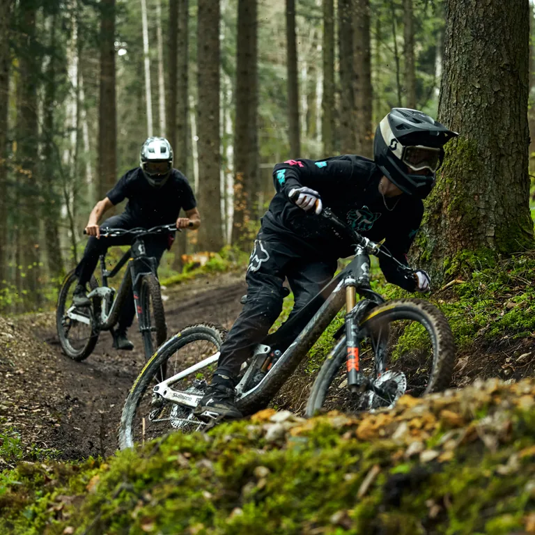 Mountainbikers op een bospad
