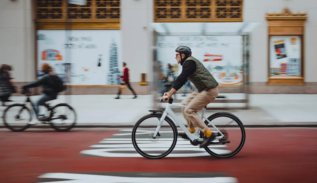 Een fietser op een stadsfiets