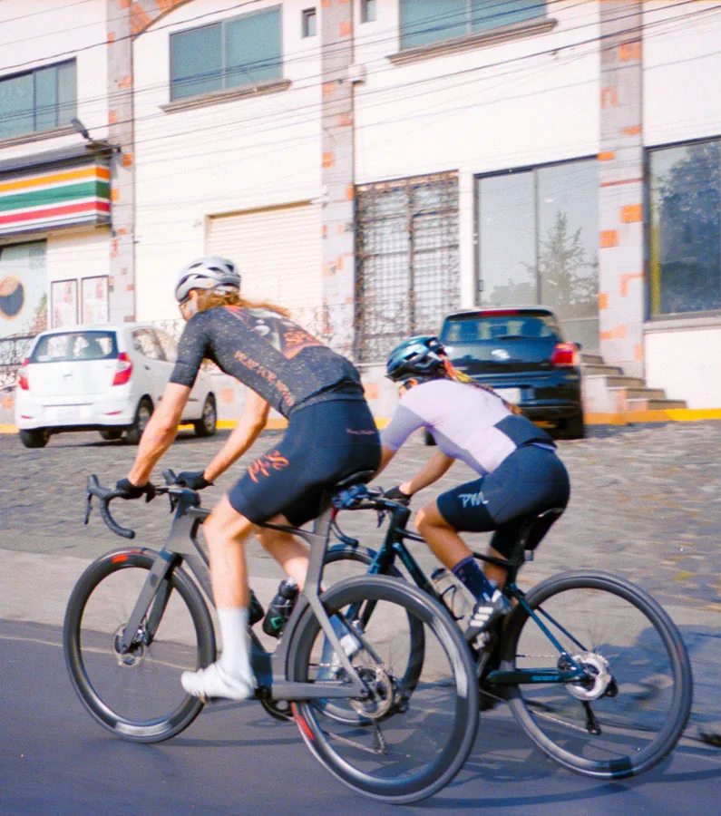 Twee wielrenners op Scott Foil racefietsen